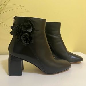 Tory Burch Black Leather Round Toe 3” Stacked Heel Zip Back Blossom Booties 8